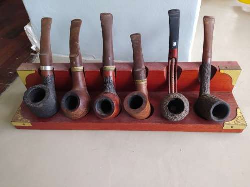 COLLECTIBLE pipes on stand
